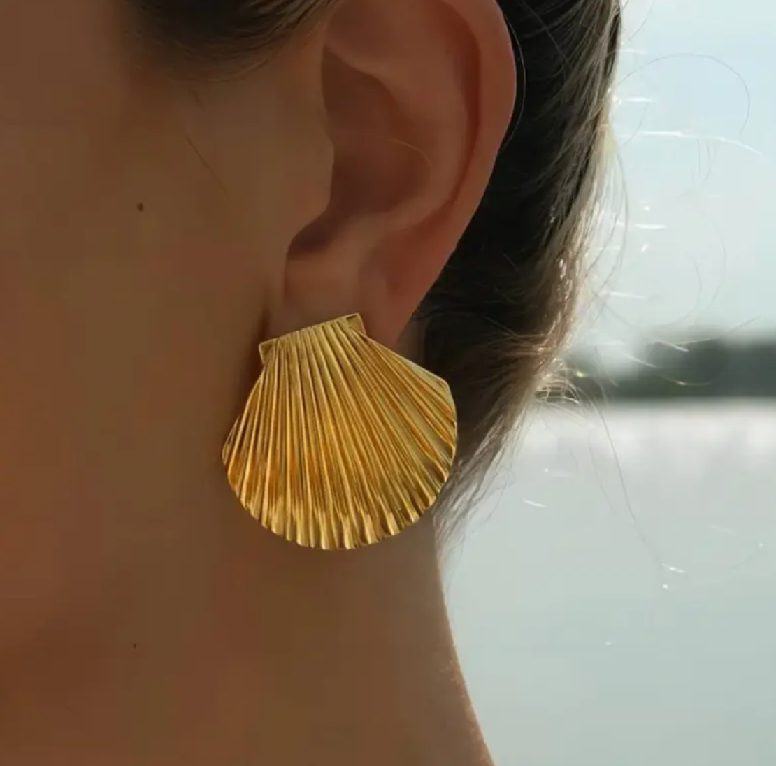 Maelis | Gouden oorbellen in schelpvorm met glans