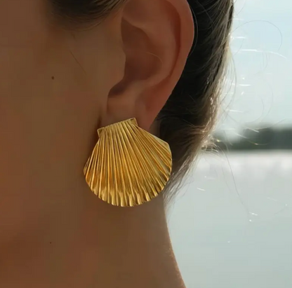 Maelis | Gouden oorbellen in schelpvorm met glans